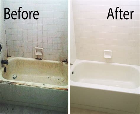 A standard bathtub holds 24 gallons of water when filled to the rim. Larger tubs hold up to 110 gallons of water when filled all the way. Bathtubs are available in a variety of siz...